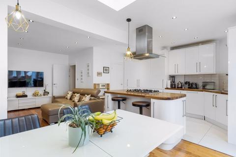 4 bedroom semi-detached house to rent, Willow Road, Enfield