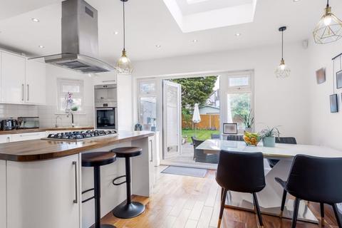 4 bedroom semi-detached house to rent, Willow Road, Enfield
