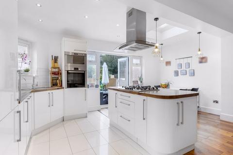 4 bedroom semi-detached house to rent, Willow Road, Enfield