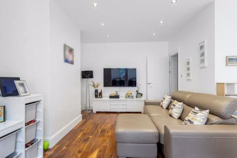 4 bedroom semi-detached house to rent, Willow Road, Enfield