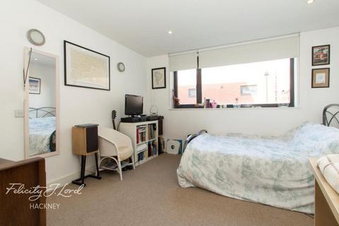 3 bedroom apartment to rent, Shacklewell Lane, Hackney