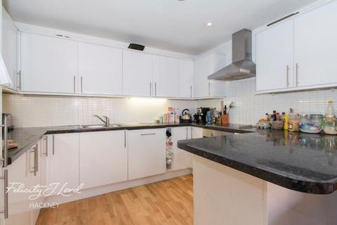 3 bedroom apartment to rent, Shacklewell Lane, Hackney