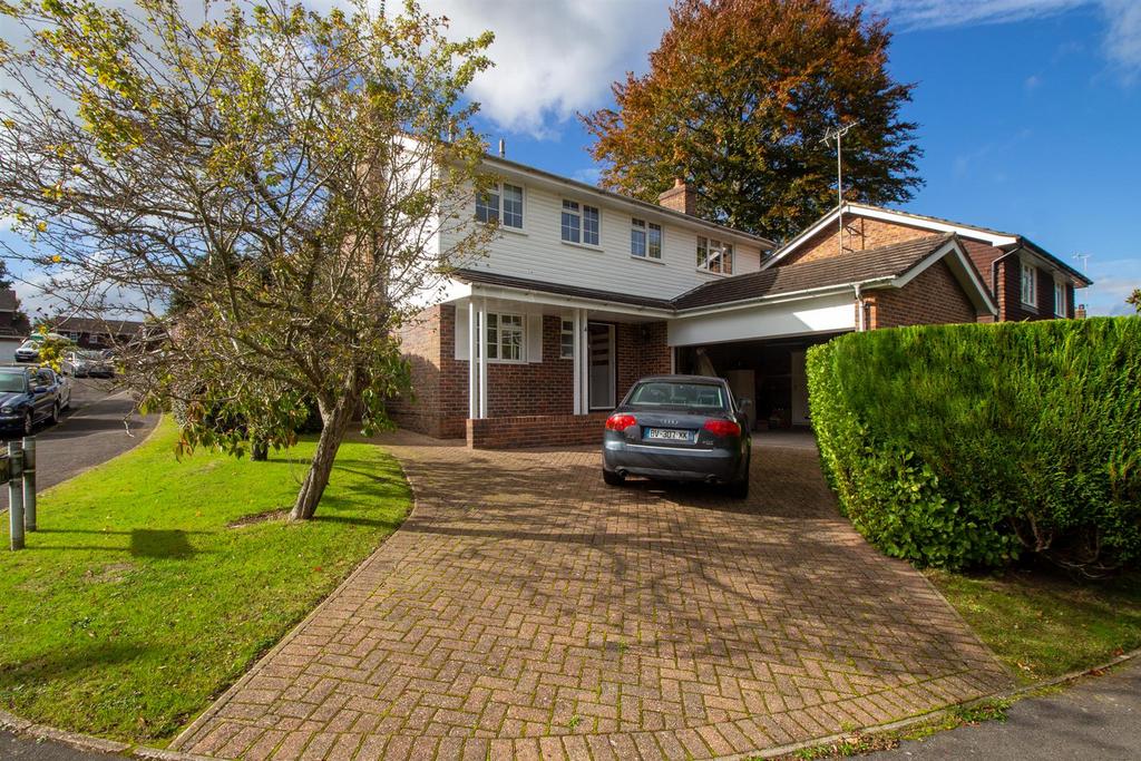 Sherwood Drive, Haywards Heath 4 bed detached house £2,500 pcm (£577 pw)