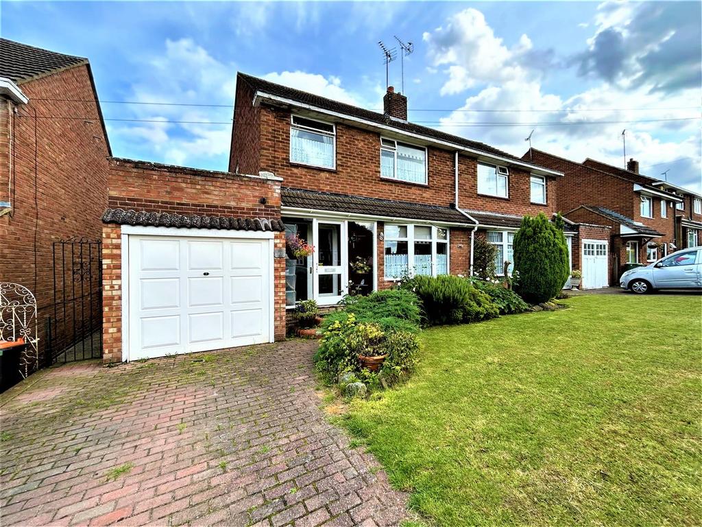 Hadrian Avenue, Dunstable, Bedfordshire 3 bed semidetached house for