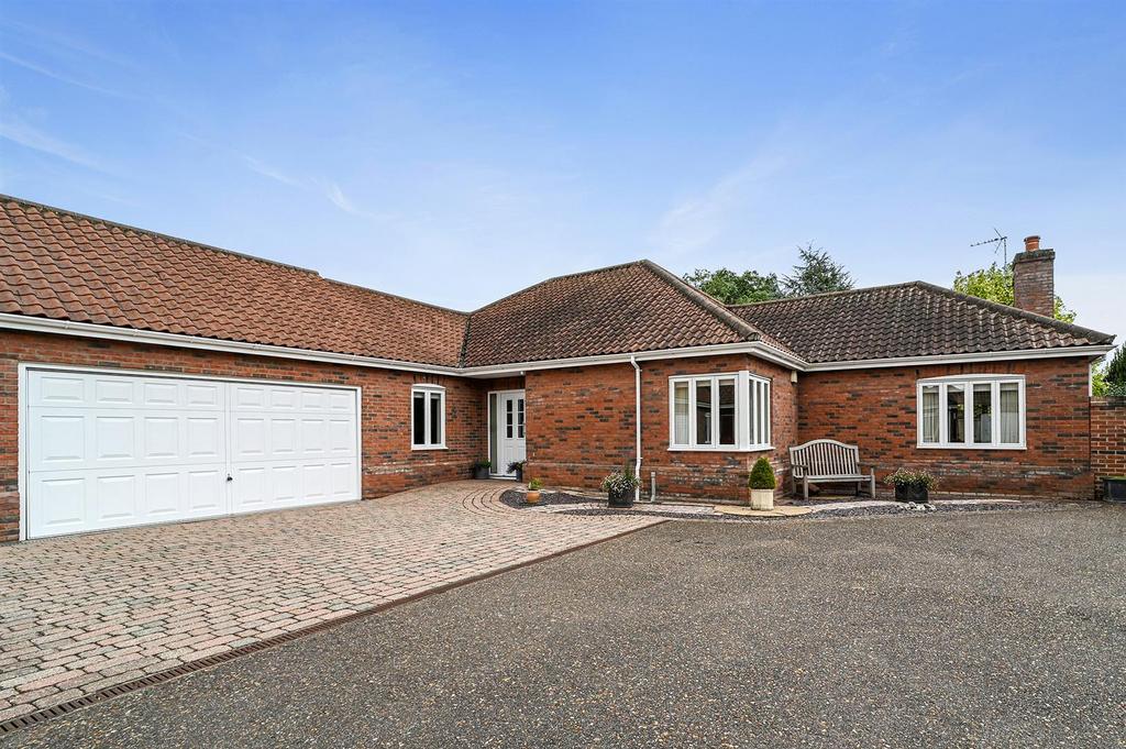 Hutton Close, Bury St. Edmunds 3 bed detached bungalow for sale £650,000