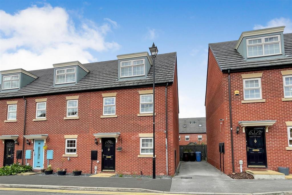 Bunkers Hill Road, Hull 3 bed end of terrace house for sale £190,000
