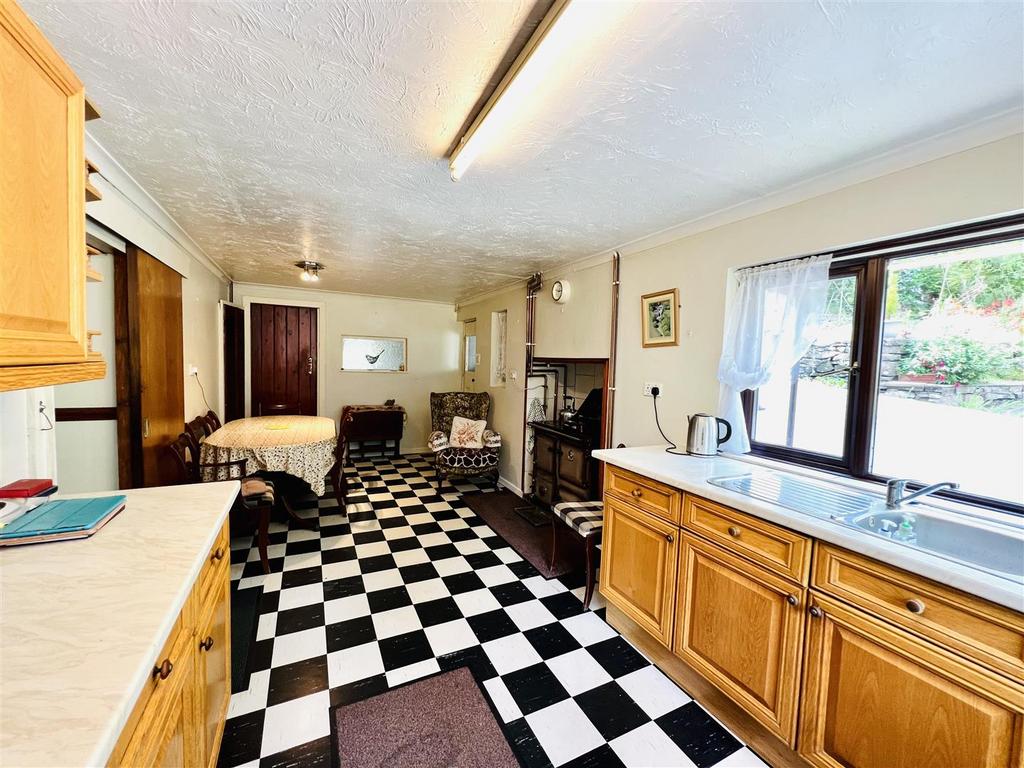 Pontnewydd, Pontyates, Llanelli 5 bed detached house for sale £385,000