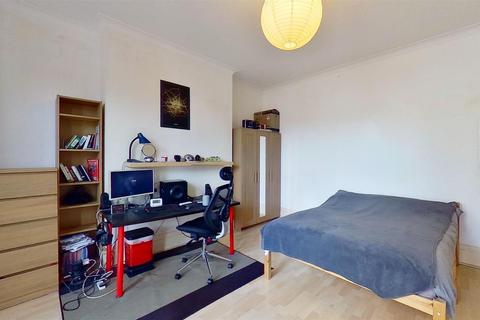 Studio to rent, Cadogan Road Surbiton Surrey