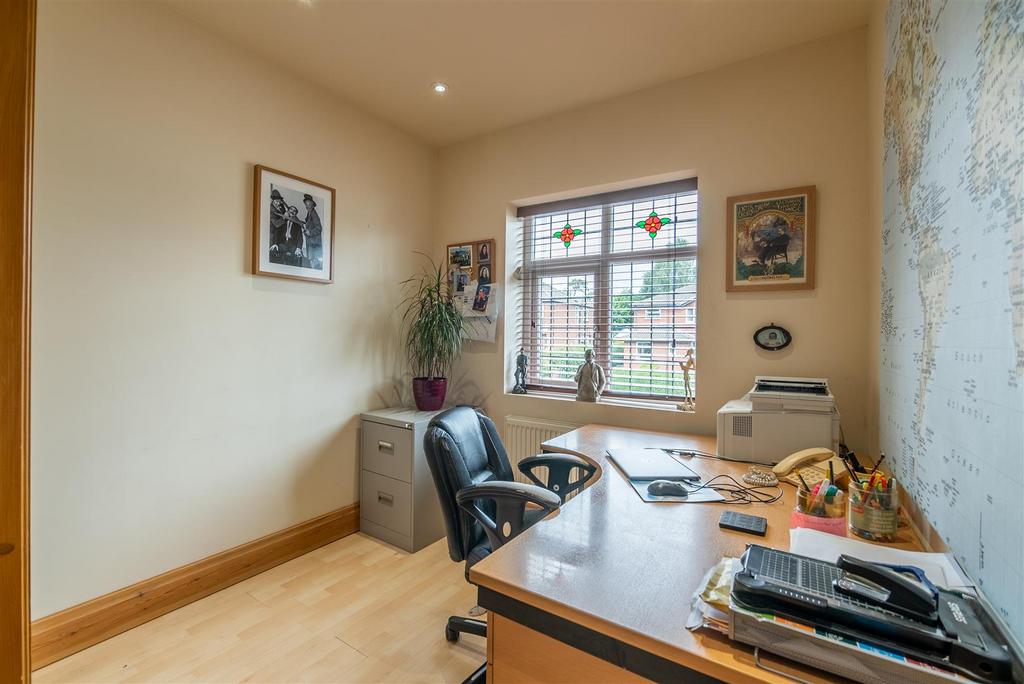 Bed 5 / Office