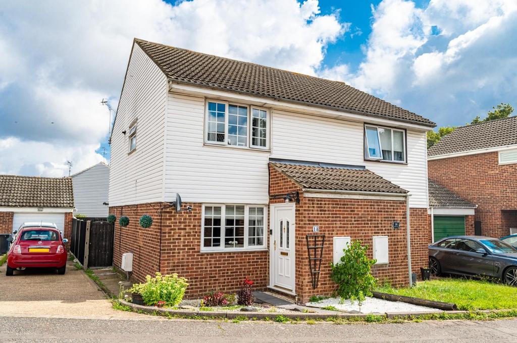 Rayfield Close, Barnston, Dunmow, Essex 2 bed semidetached house for