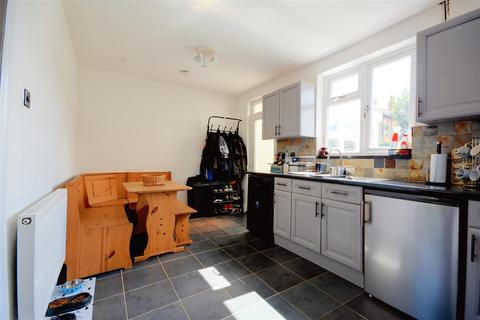 11 Victory Road, Beeston, Nottingham, NG9 1LH