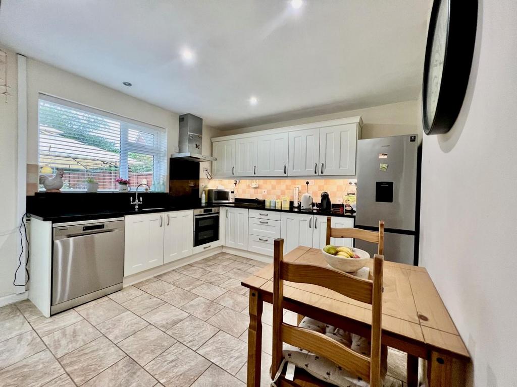 Kitchen 2.jpg