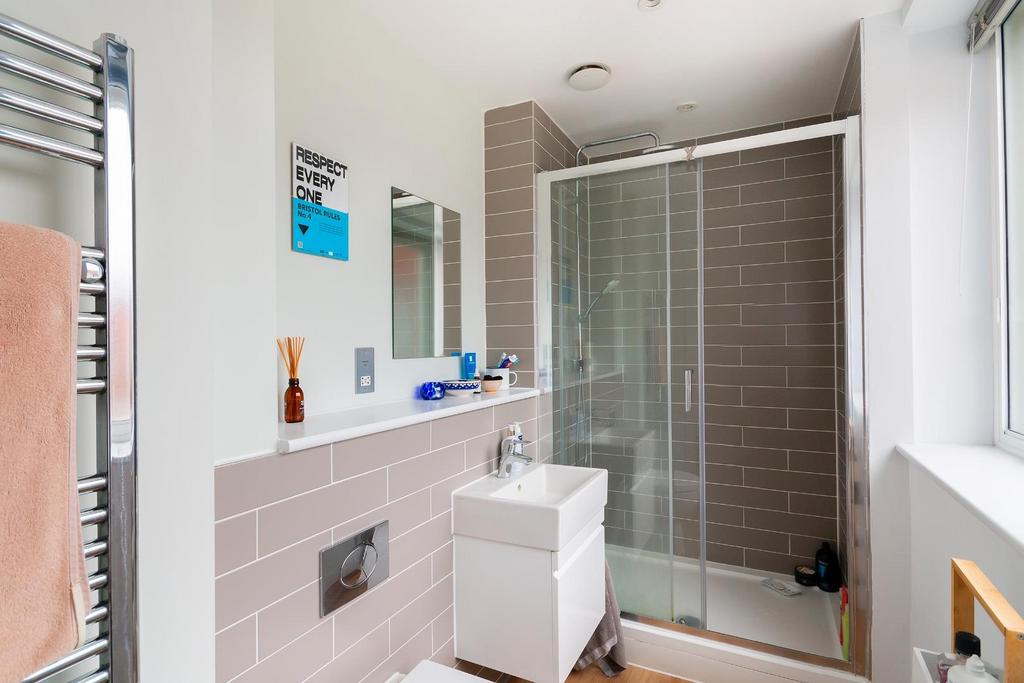 ESUOHEGATIREHDLIUG31 - Bathroom B.jpg