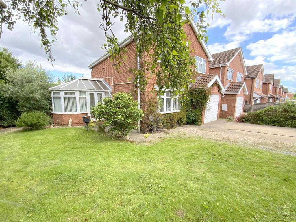 Louth Road, HoltonLeClay, Grimsby 3 bed detached house for sale £245,000