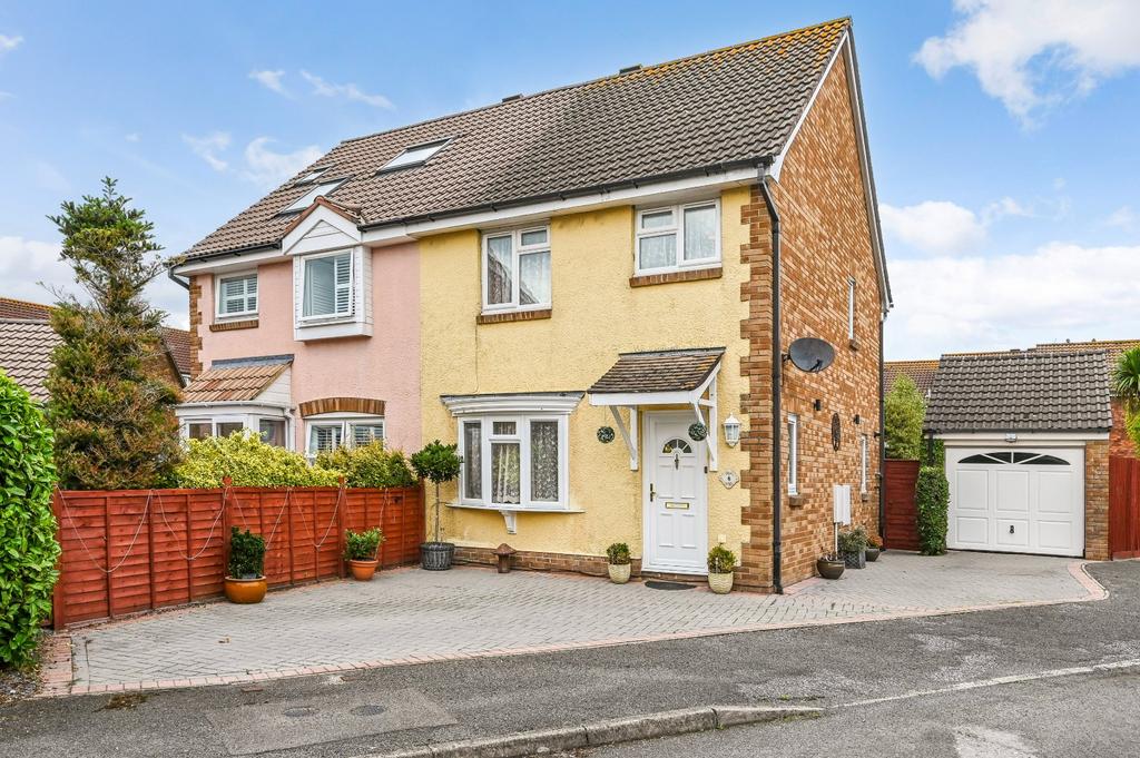 Close, Petersfield, Hampshire 3 bed semidetached house £375,000