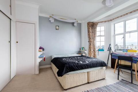 2 bedroom flat to rent, Wellington Court, NW8 9TD