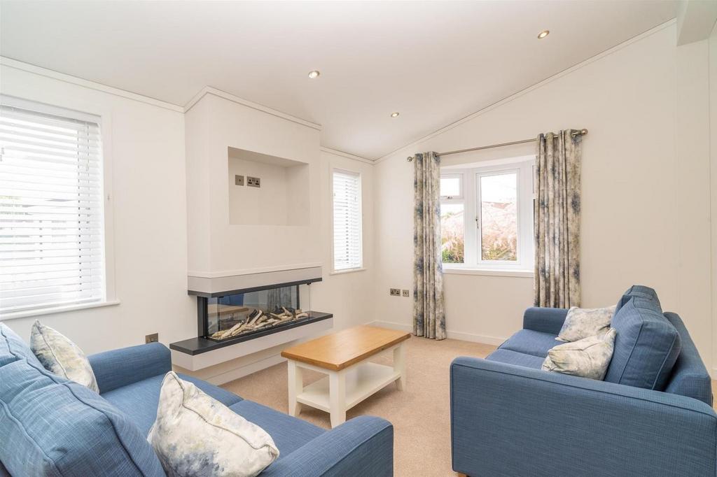 Borehamwood, Hertfordshire, WD6 2 bed park home for sale £299,950