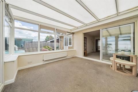 2 bedroom bungalow for sale - Highcroft Crescent, Bognor Regis, West Sussex, PO22 8DU