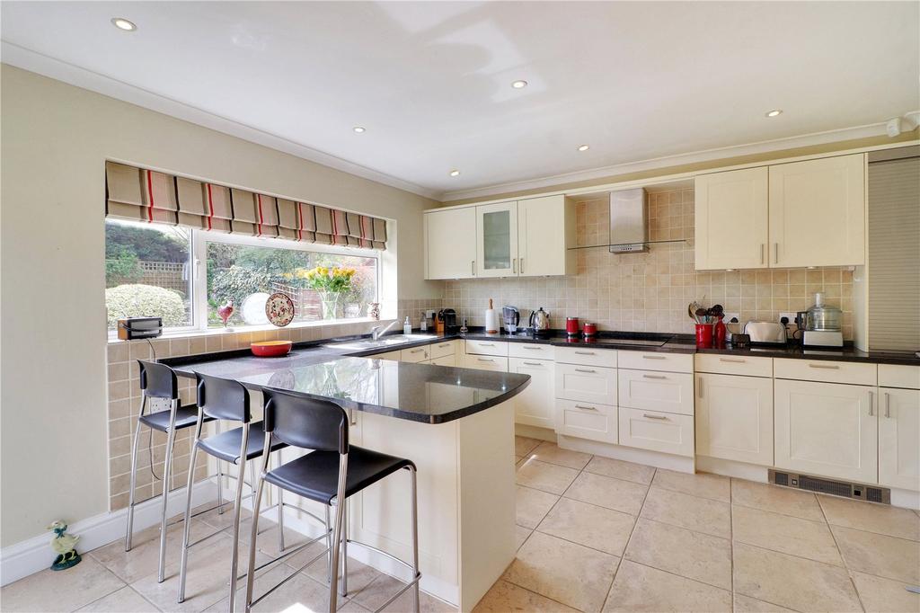 Cheshunt Close, Meopham, Gravesend, Kent, DA13 4 bed detached house for