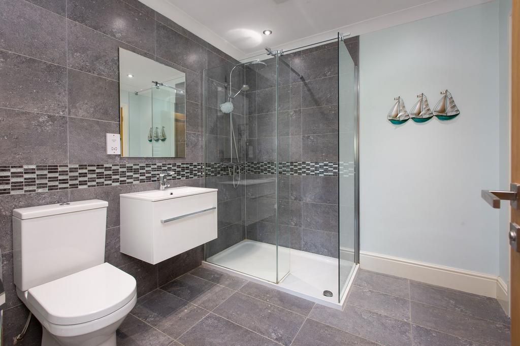 Bathroom (to bedroom 2)