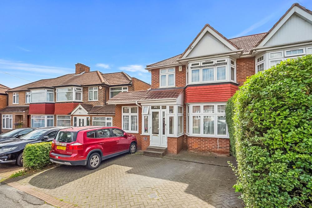 Wetheral Drive, Stanmore, HA7 3 bed semidetached house £2,750 pcm (£635 pw)