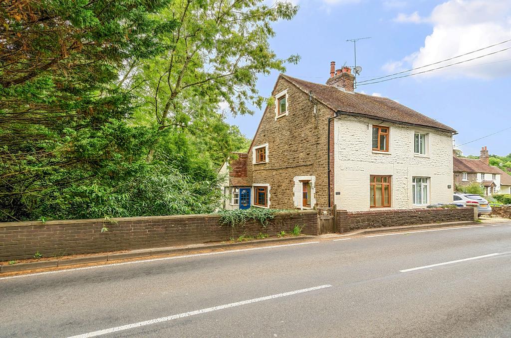 Petworth Road, Chiddingfold, Godalming, Surrey, GU8 3 bed semidetached