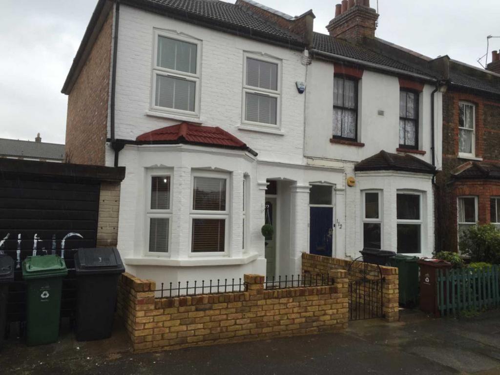 Turner Road, Walthamstow 3 bed end of terrace house £2,300 pcm (£531 pw)