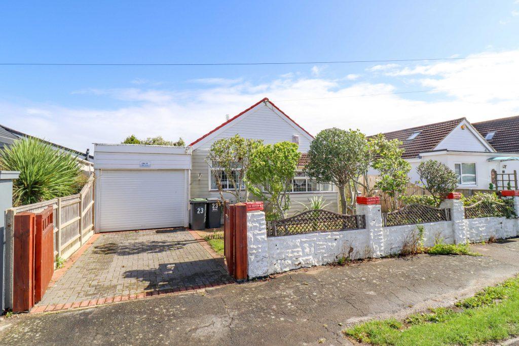 West Haye Road, Hayling Island 2 bed detached bungalow £290,000