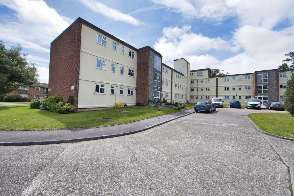 Lord Warden Avenue, Walmer, CT14 2 bed apartment £265,000
