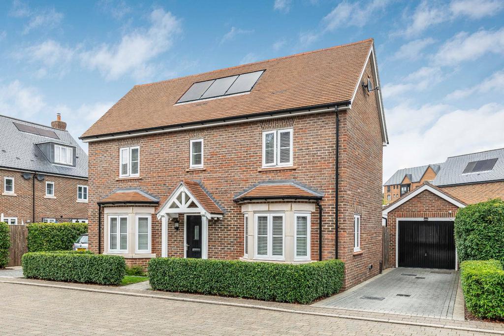Kilnwood Avenue, Burgess Hill, West Sussex, RH15 3 bed detached house