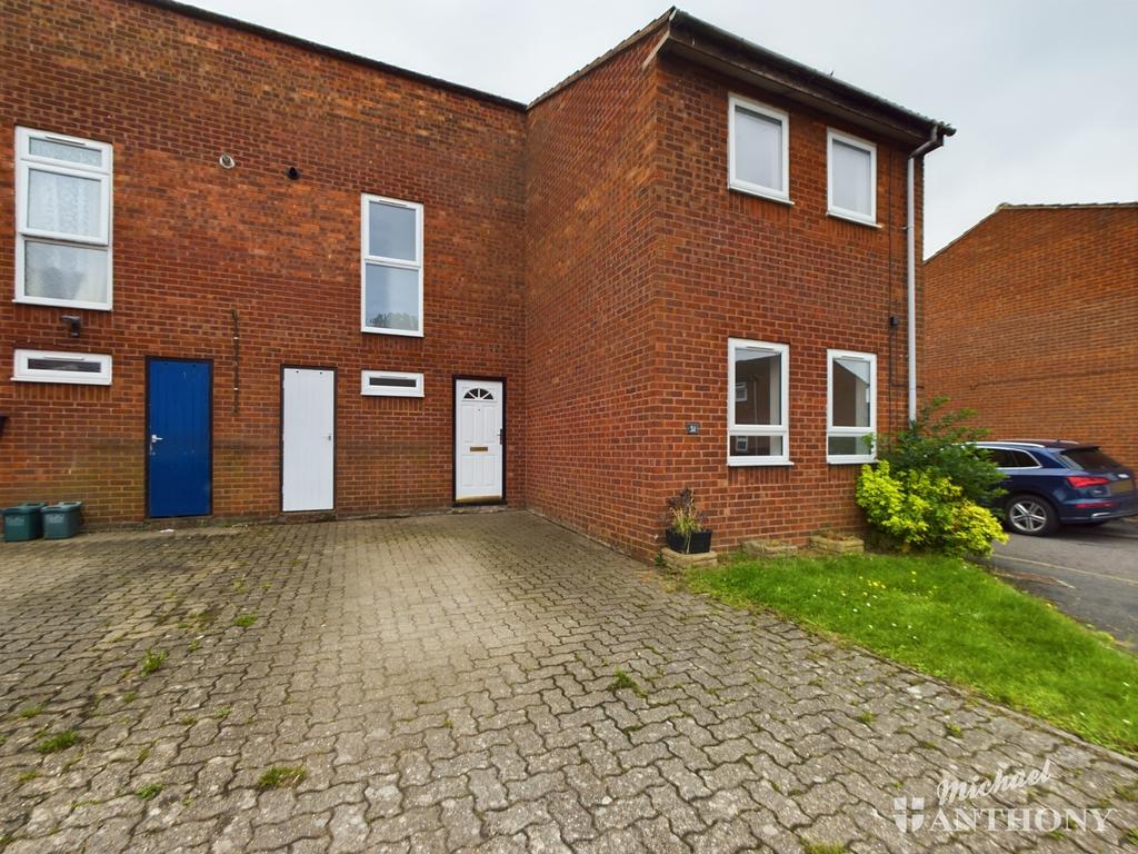 Blackwater Drive, Aylesbury, Buckinghamshire 3 bed end of terrace house