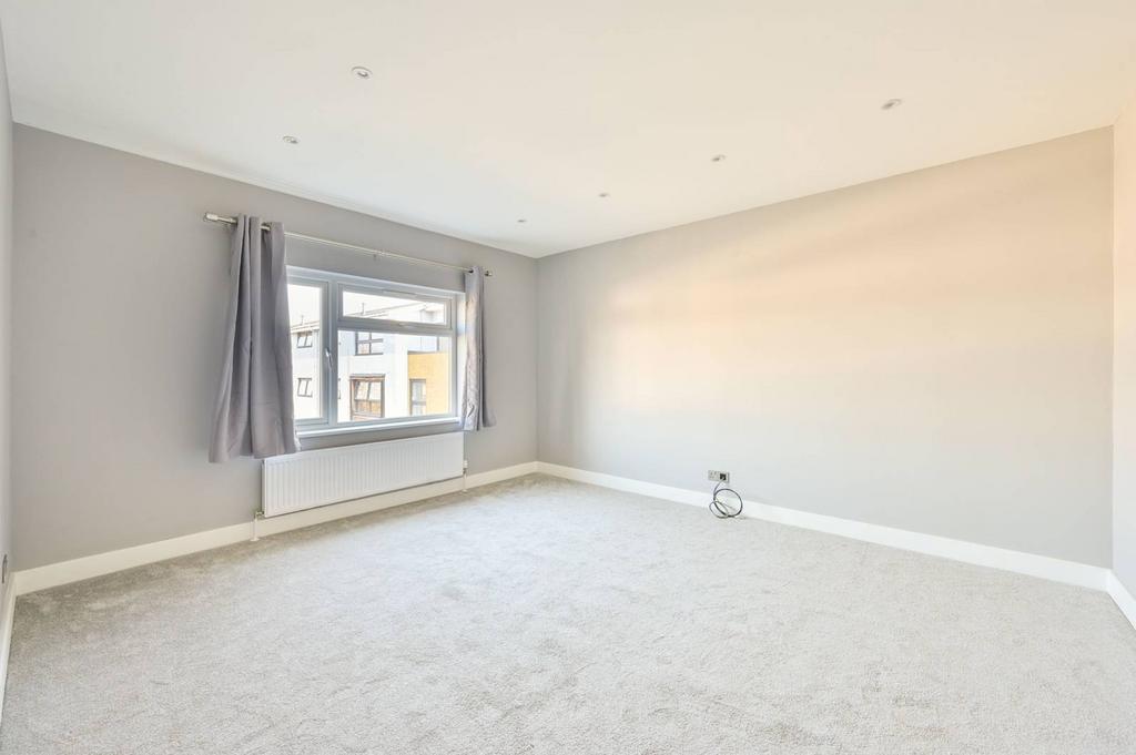 EAST ROAD, New EN4 3 bed flat to rent £2,600