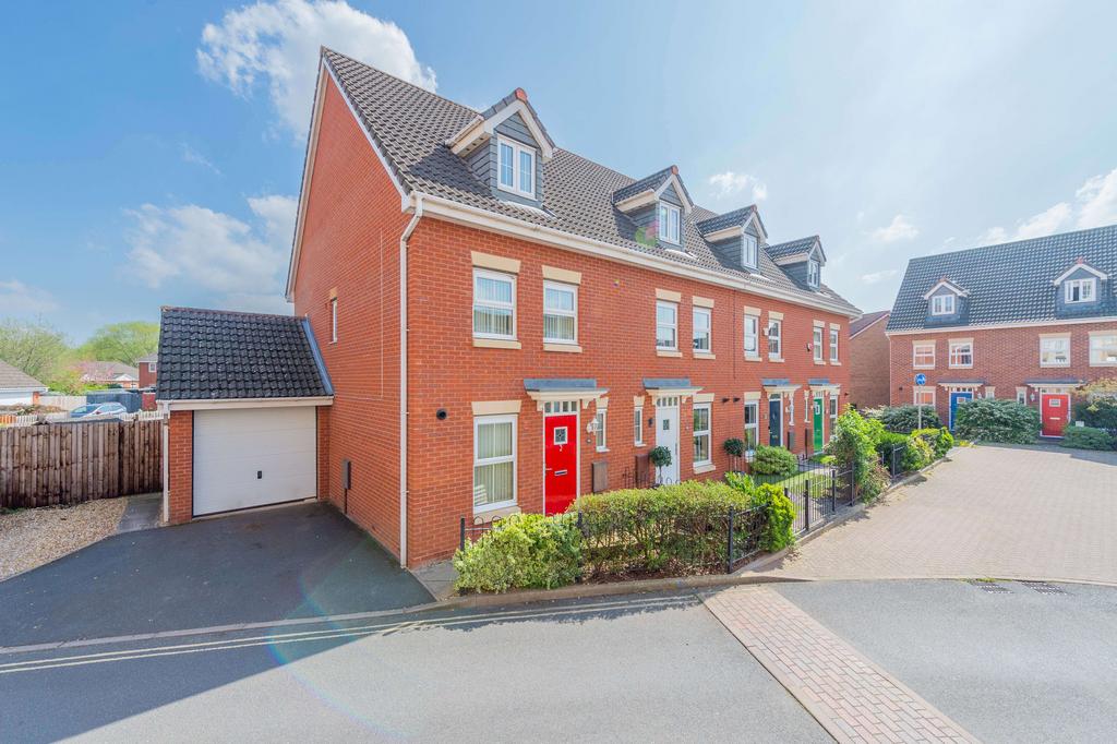 Greenfields Gardens, Shrewsbury SY1 2RP 3 bed end of terrace house £