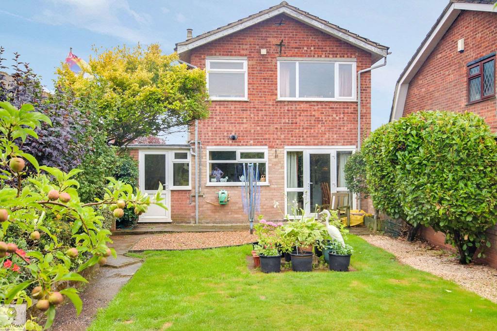 Pinewood Drive, Stafford ST18 0NX 3 bed detached house for sale £260,000