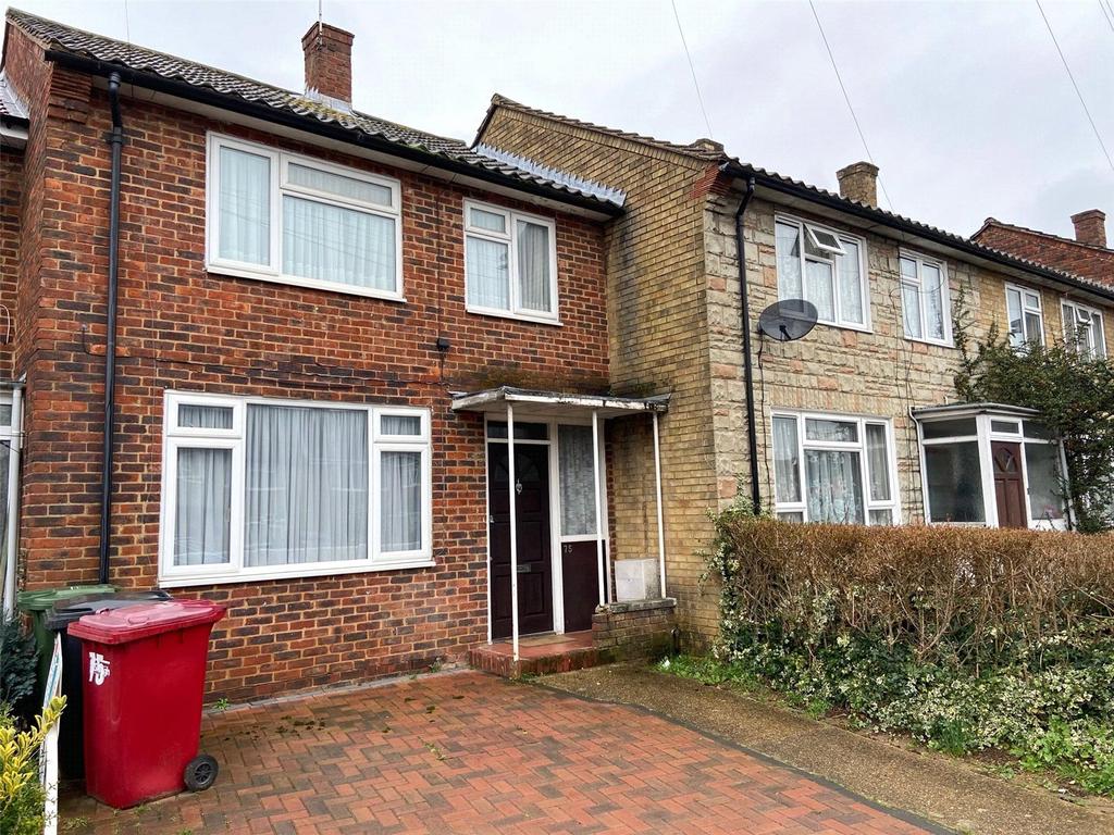 Long Readings Lane, Slough, Berkshire, SL2 3 bed terraced house for