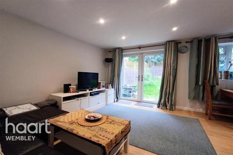 2 bedroom end of terrace house to rent, Saltcroft Close