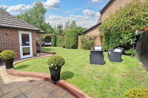 8 Brandon Close, Chafford Hundred, Grays, RM16 6QX