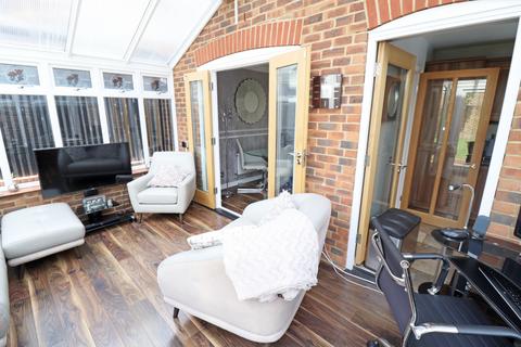 8 Brandon Close, Chafford Hundred, Grays, RM16 6QX