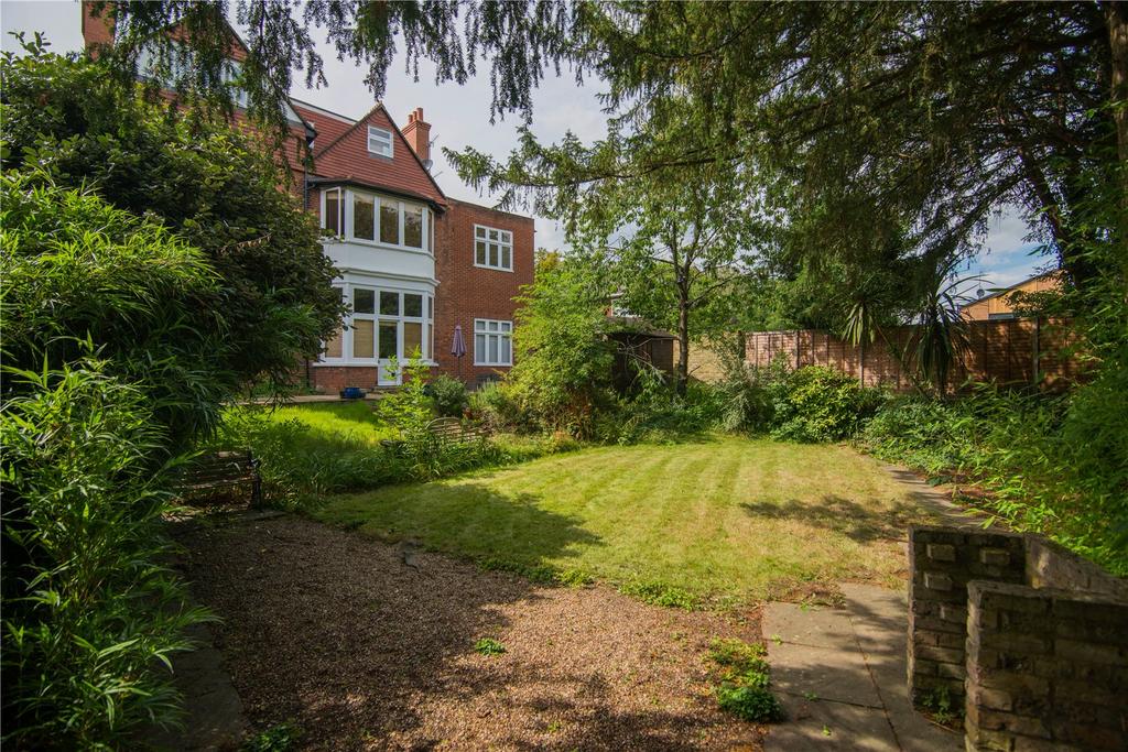 Walpole Gardens, Twickenham, TW2 2 bed apartment for sale £645,000