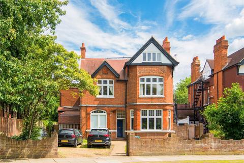 11d Walpole Gardens, Twickenham, TW2 5SL