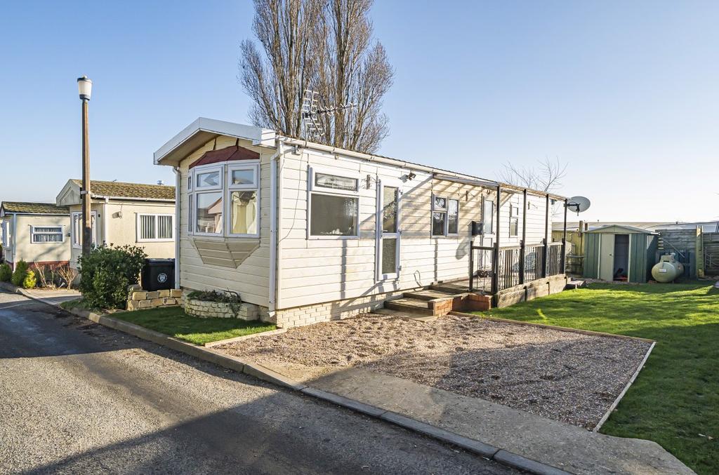 Cheveley Park, Grantham, Lincolnshire, NG31 2 bed park home for sale £60,000