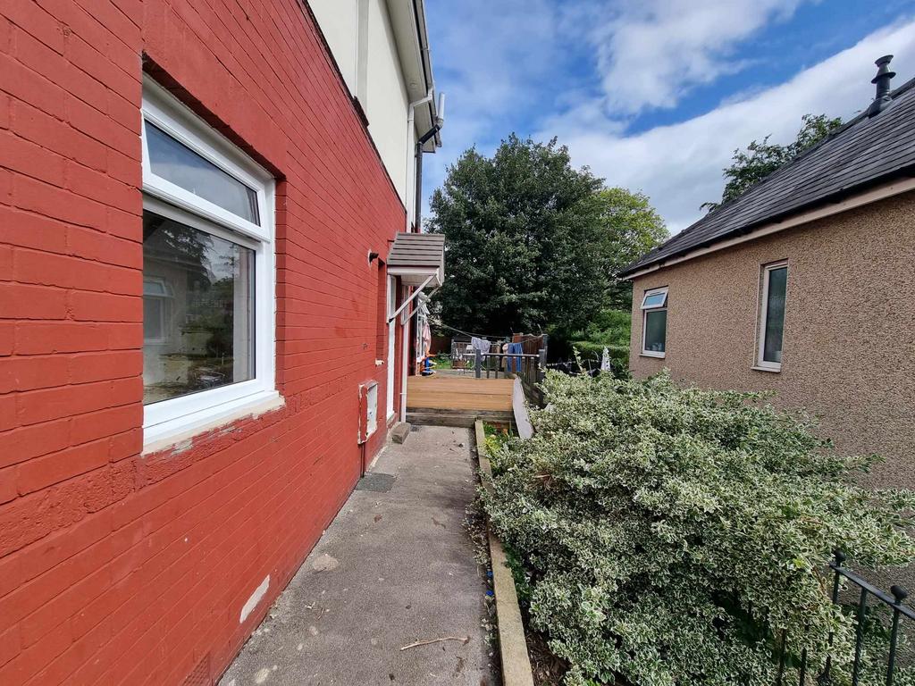 Ovenden Way, Halifax, HX3 4 bed terraced house for sale £110,000