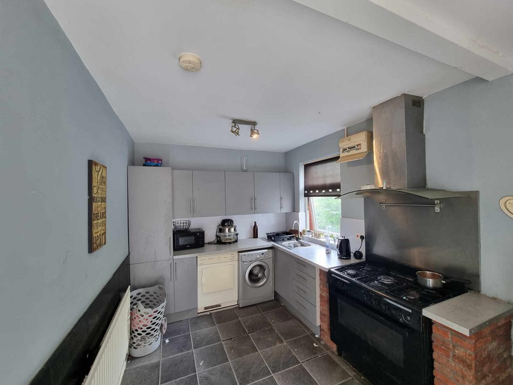 Ovenden Way, Halifax, HX3 4 bed terraced house for sale £110,000