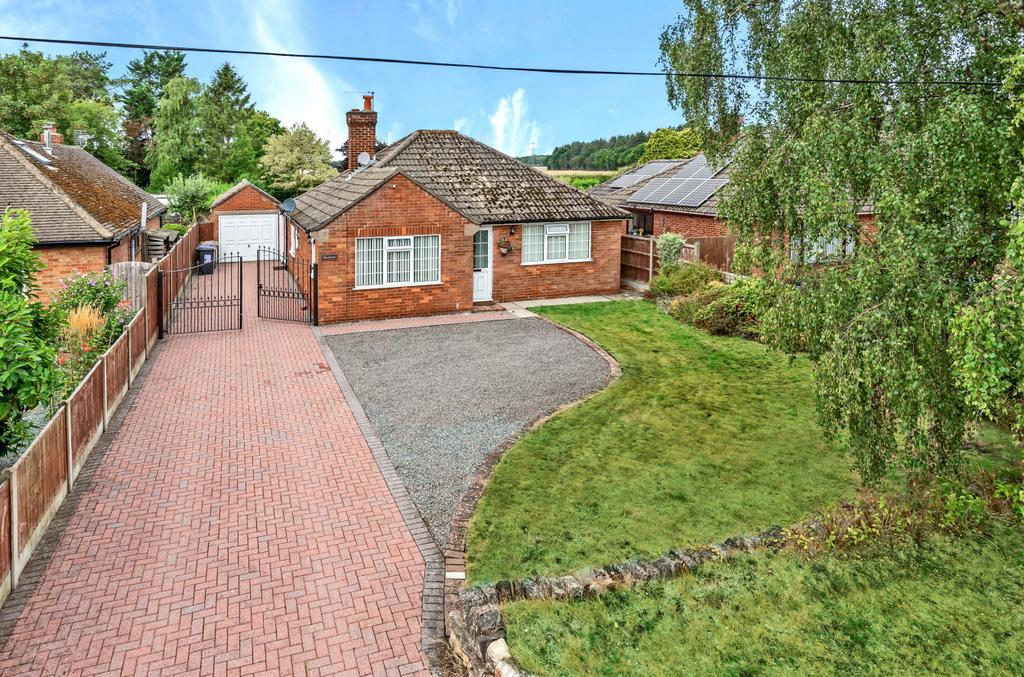 Doddington Road, Whisby, Lincoln, LN6 2 bed bungalow for sale £325,000