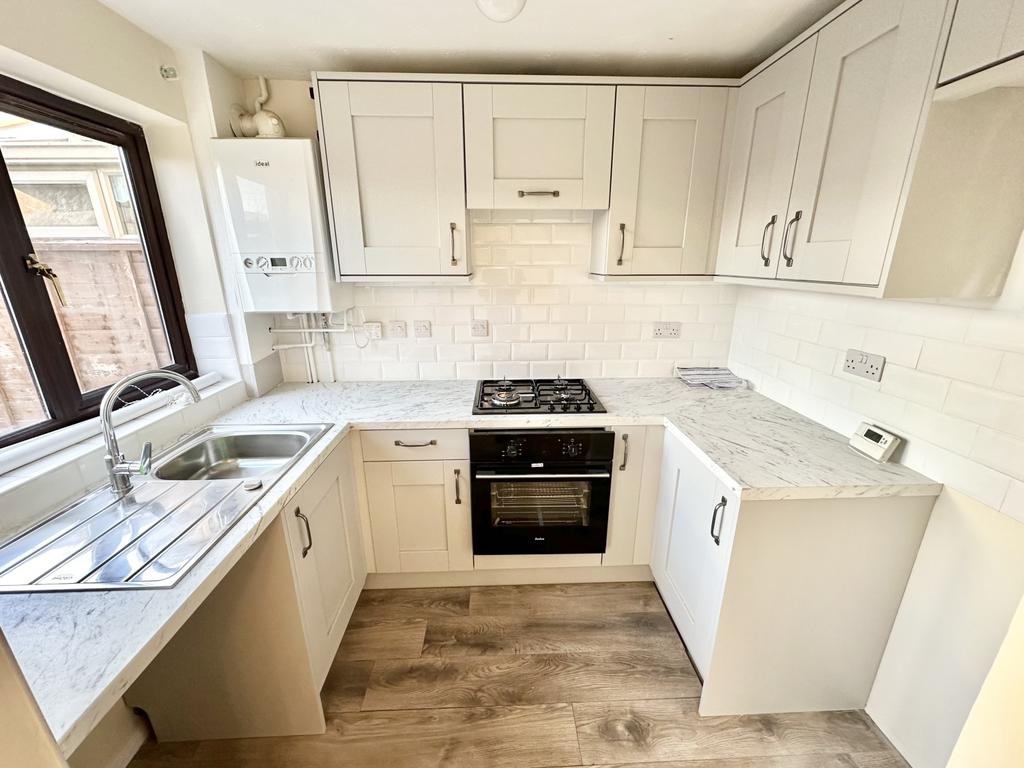 Roxholm Close, Ruskington... 3 bed semidetached house to rent £850