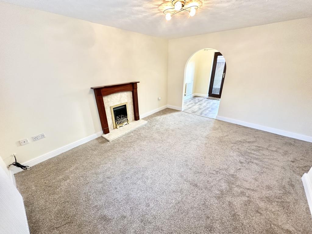 Roxholm Close, Ruskington... 3 bed semidetached house to rent £850