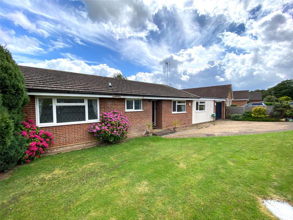 Woodside Road, Beare Green, Dorking, Surrey, RH5 3 bed bungalow to rent
