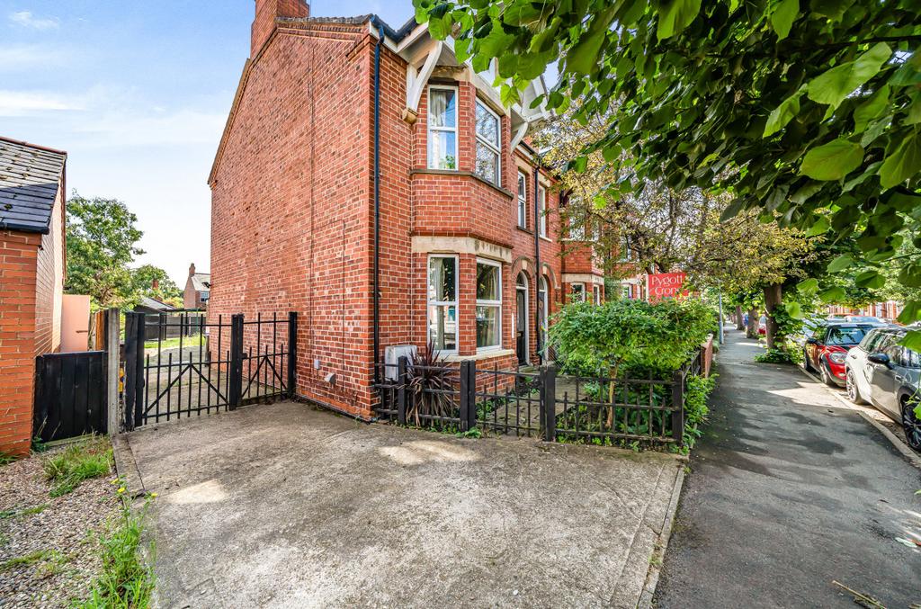 Victoria Avenue, Sleaford... 3 bed semidetached house £270,000