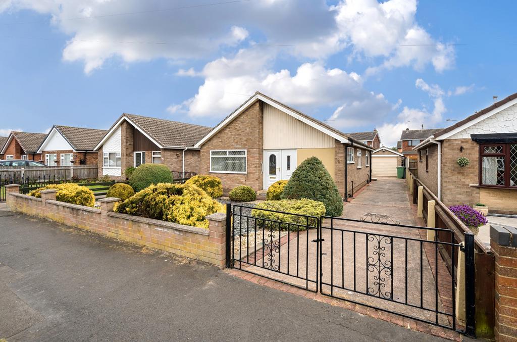 Oaklands Road, Immingham... 3 bed bungalow £130,000