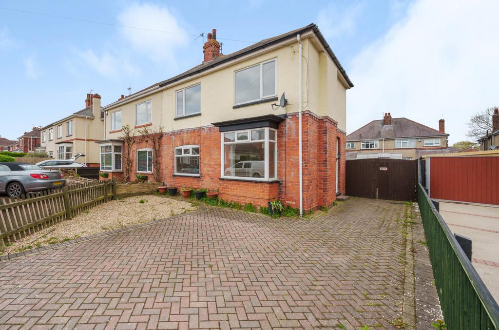 Lyndhurst Avenue, Scartho, Grimsby, DN33 3 bed semidetached house for